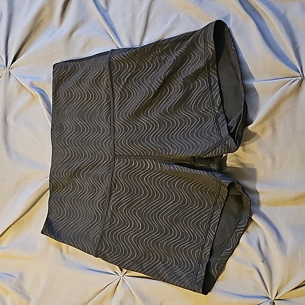 EUC Lululemon Align 4" High Rise shorts
